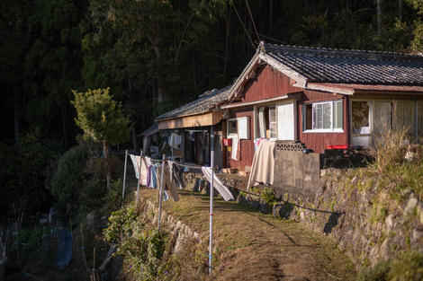 Same as hero image: Clothes drying in the late afternoon sunlight as the Ise-ji cuts directly through the yard of an old Japanese-style home.