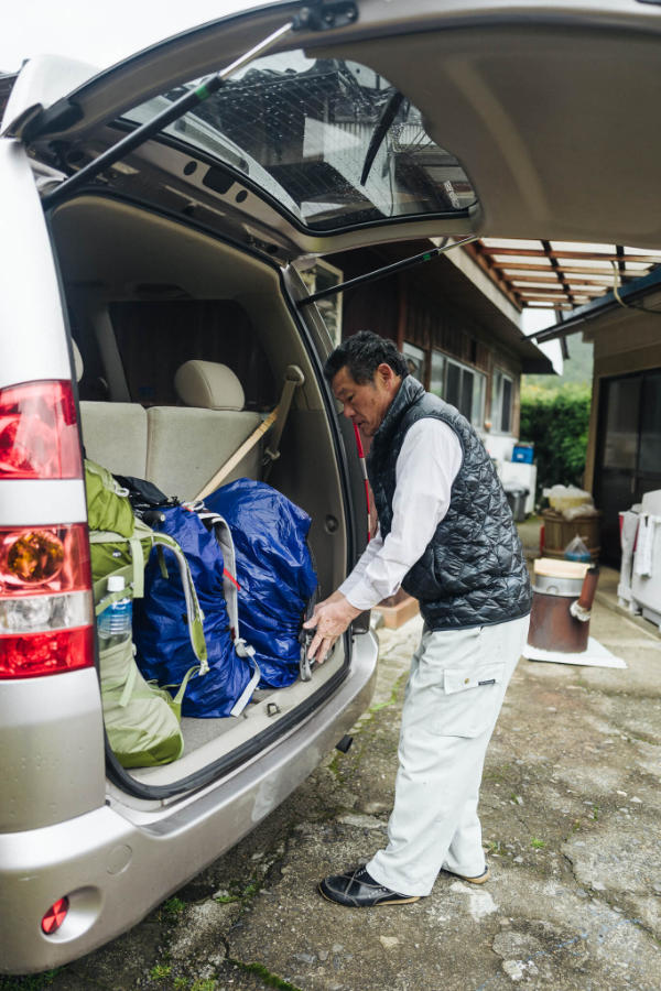 Mr. Yamamoto putting our things into his car