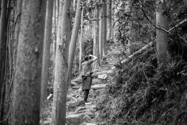 Dan Rubin photographing on the way to Tsubo-no-yu